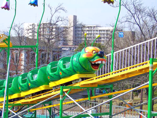 Wacky worm coaster ride 